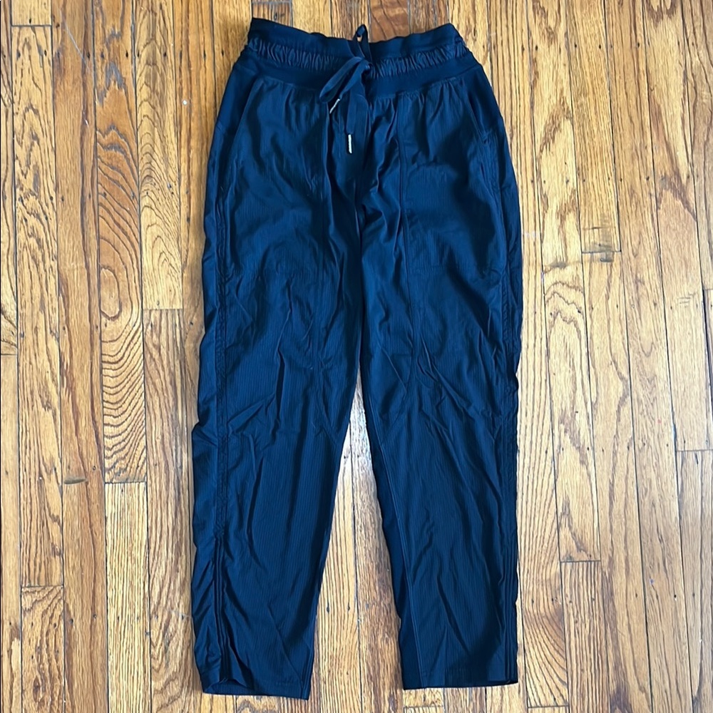 Women’s Lululemon Cropped Jogger Pants